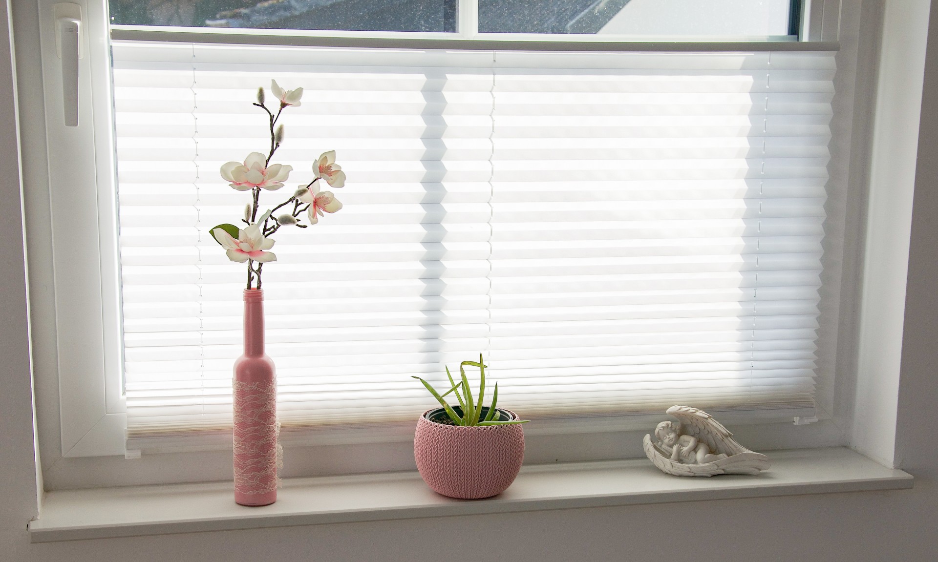Helle Innenfensterbank am Fenster